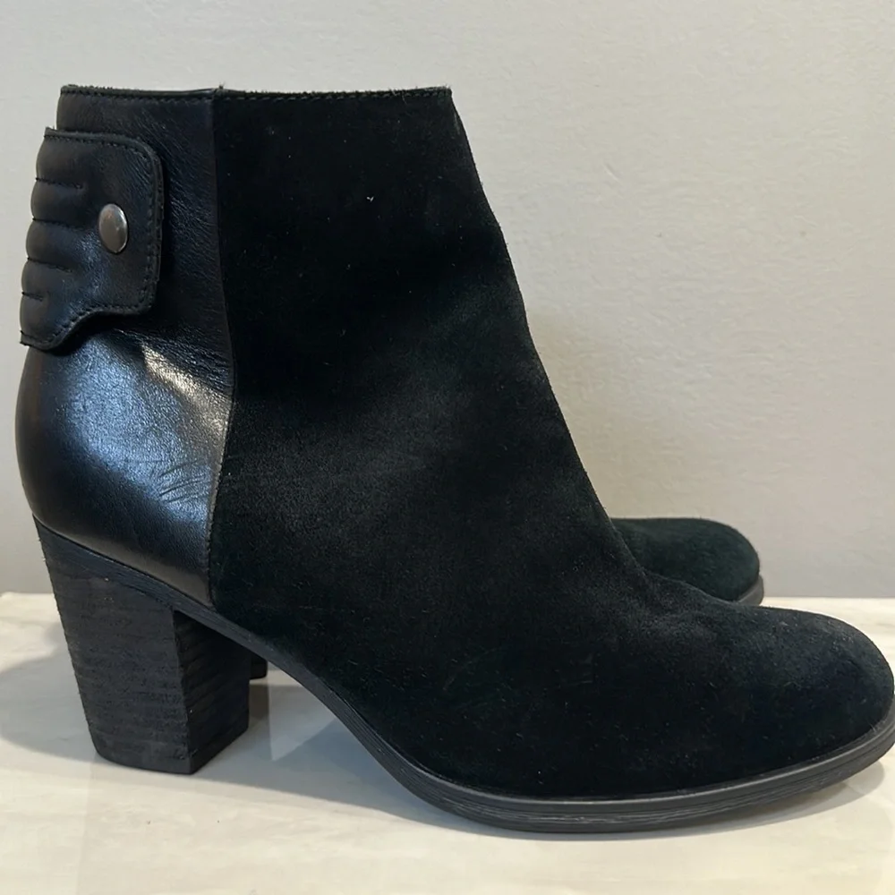 CLARKS Palma Rylie Black Suede Women's Ankle Booties Size 7.5 - Picture 1 of 10